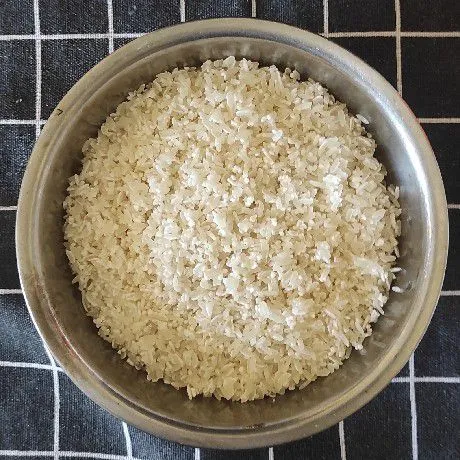 Cuci beras terlebih dahulu lalu tiriskan airnya.
