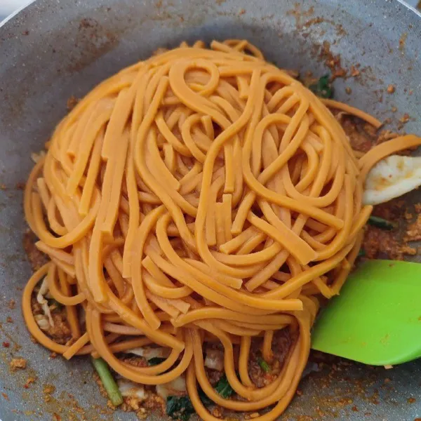 Masukkan mie lidi yang sudah direbus, aduk rata. Masak sampai bumbu meresap, sajikan selagi hangat.