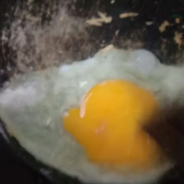 Selanjutya orek telur sampai matang, lalu aduk bersamaan dengan bawang yang sudah ditumis.
