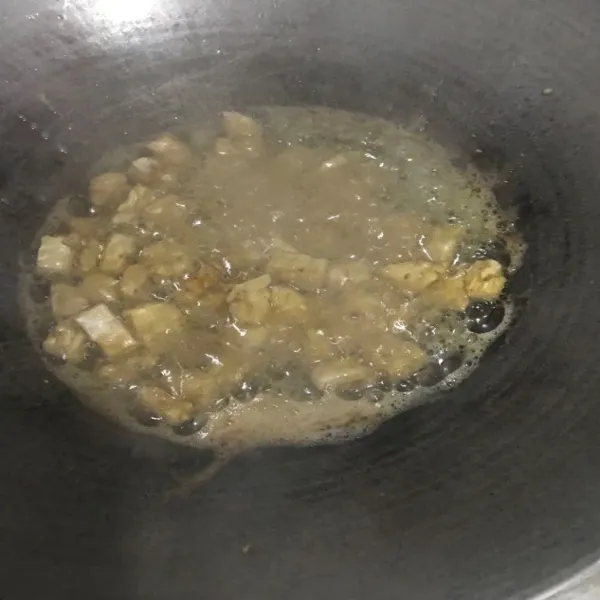 Goreng tempe sampai setengah matang.