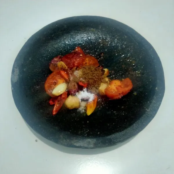 Ulek bahan sambal beri terasi, garam, gula, dan penyedap rasa.