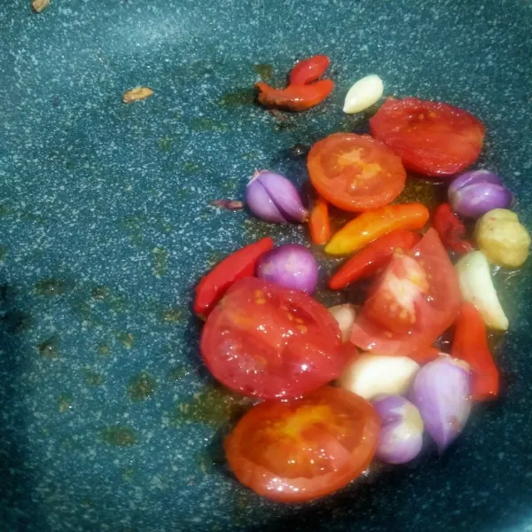 Panaskan minyak buat bahan sambal.