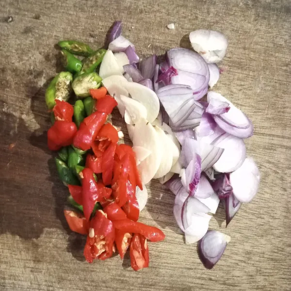 Iris bawang merah, bawang putih, cabai rawit hijau, dan cabai rawit merah.