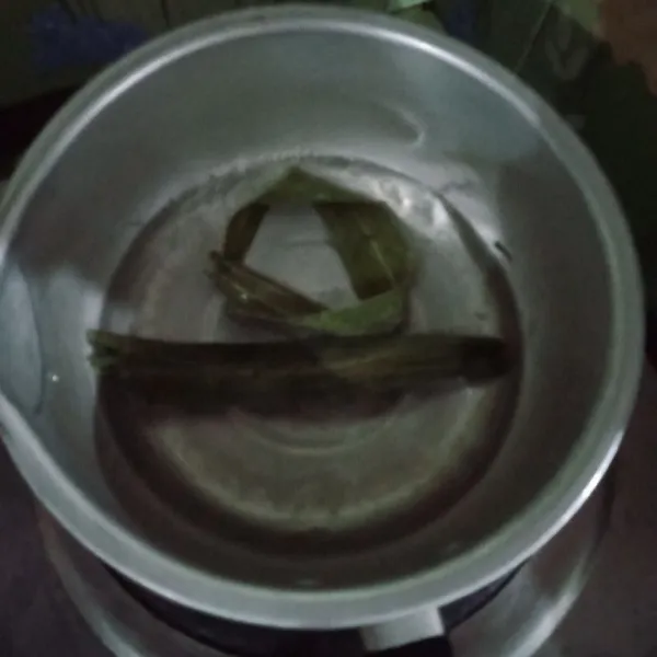 Rebus air dan daun pandan hingga mendidih.