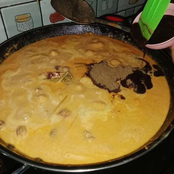 Tambahkan ambu-ambu kelapa dan bumbu bubuk rendang.