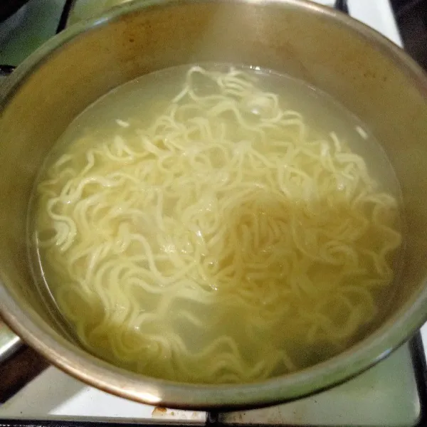 Siapkan panci berisikan air. Setelah air mendidih masukkan mie. Masak sampai matang lalu angkat dan salin mie kedalam mangkok.