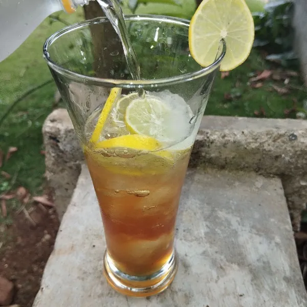Tuang minuman karbonasi. Siap dinikmati.