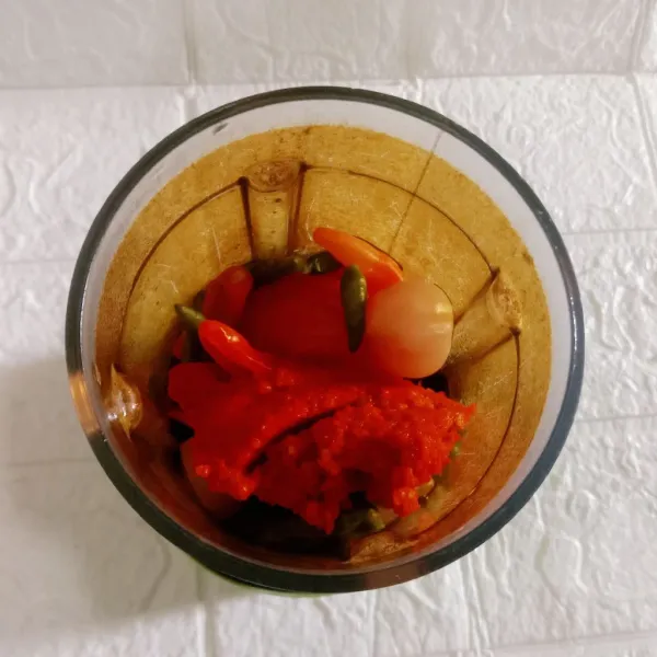 Kemudian haluskan dan tambahkan 1 sendok makan cabe merah giling.