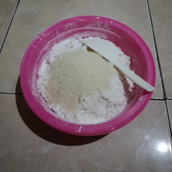 Tambahkan kelapa parut dan gula pasir