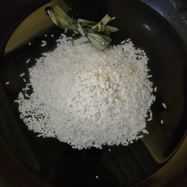 Masukkan beras, garam, daun pandan, dan 600 ml air kedalam teflon. Masak menggunakan api sedang