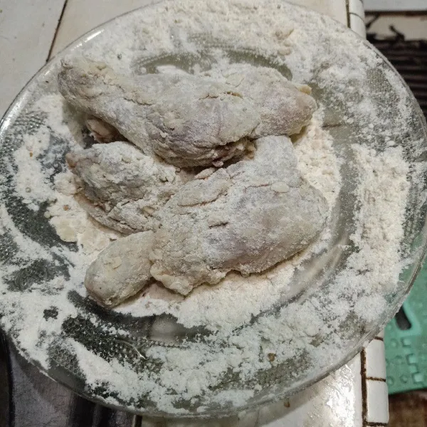 Masukkan ke dalam tepung, gulingkan.