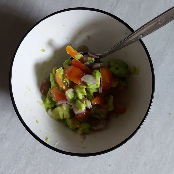 Tuangkan semua bahan avocado salsa ke dalam mangkuk, aduk-aduk hingga tercampur merata.