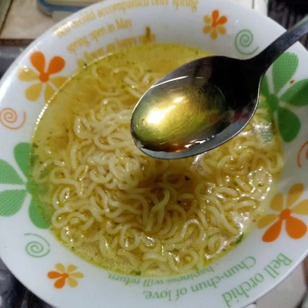 Dalam mangkok berisikan mie dan beri air panas sedikit lalu masukkan minyak wijen dan kencur yang sudah dihaluskan.