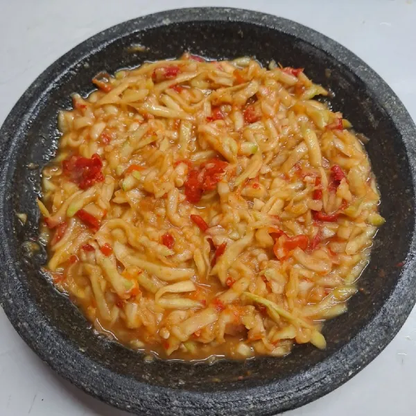 Sajikan sambal mangga muda dengan ikan bandeng goreng.