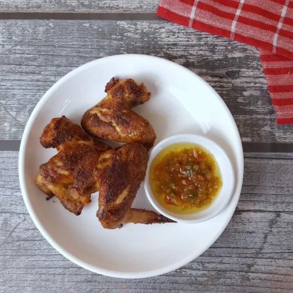 Goreng ayam ungkep hingga kuning keemasan.