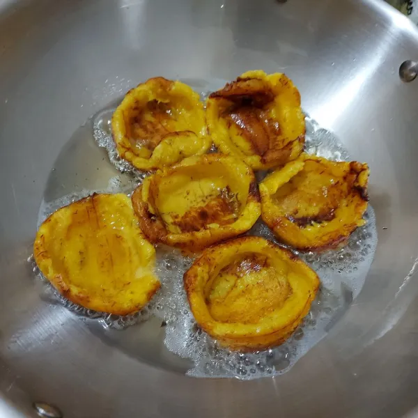 Goreng kembali pisang, balikkan ke sisi berikutnya. Angkat dan tiriskan.