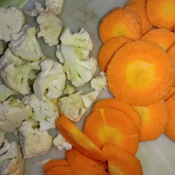 Cuci bersih sayur, lalu potong kecil-kecil