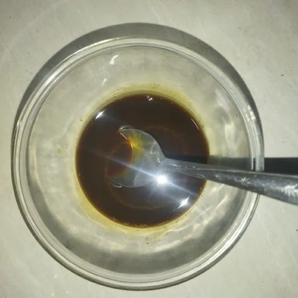 Campur kopi hitam dan air panas, hingga kopi larut.