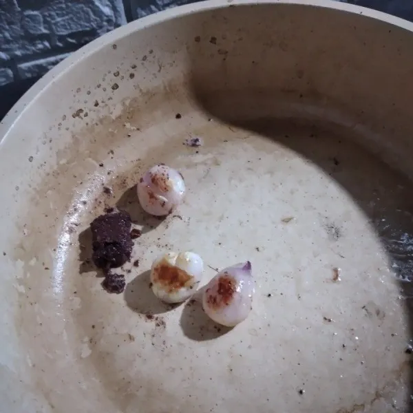 Bakar bawang merah dan terasi.