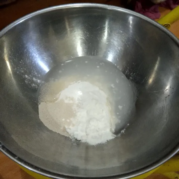 Pertama, buat dulu adonan biang dengan mencampur tepung terigu protein sedang, ragi instan, dan 25 ml air, aduk rata