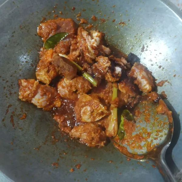 Bumbui garam, gula, kecap manis, dan air asam jawa, aduk rata.
