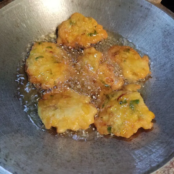 Panaskan minyak lalu goreng hingga kuning keemasan. Angkat dan siap disajikan.