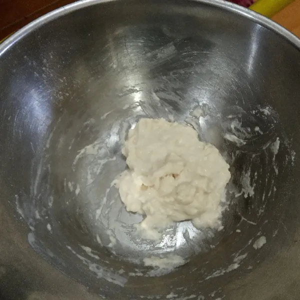 Istirahatkan adonan biang selama 1 jam. Tutup dengan kain serbet/cling wrap agar tidak kering