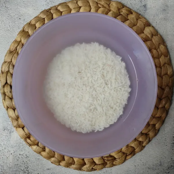 Cuci bersih beras, rendam beras selama 1-3 jam atau semalaman (bertujuan agar bubur lebih cepat lembut), tiriskan