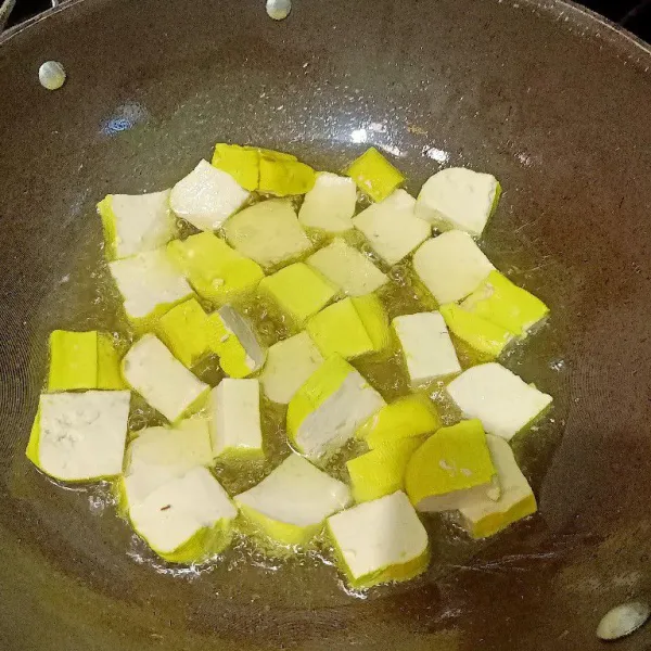 Siapkan wajan lalu isikan minyak, setelah minyak panas masukkan tahu, goreng sampai matang. Angkat dan tiriskan.