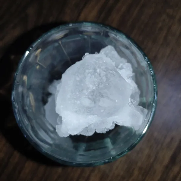 Tuang ice cube ke dalam gelas.