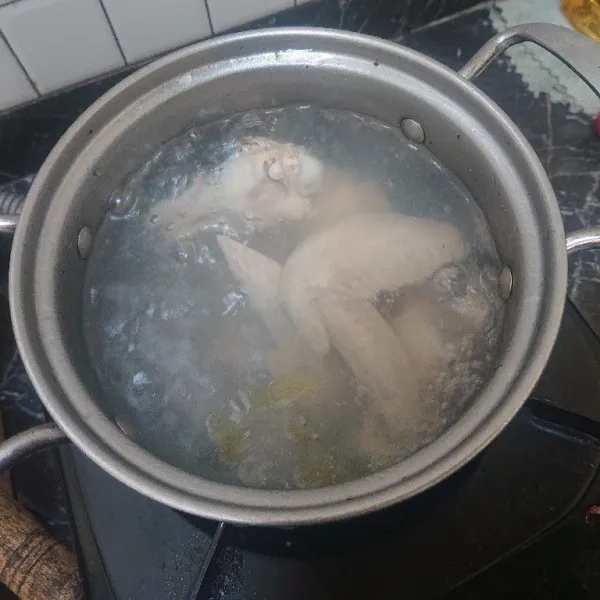 Rebus sayap ayam hingga setengah matang.