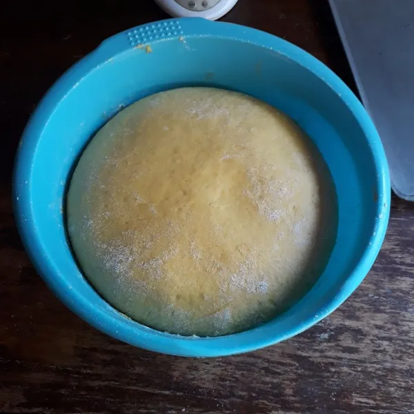 Tambahkan garam dan margarin, uleni dengan mixer spiral hingga kalis (15 menit). Bulatkan adonan dan taburi tipis tepung terigu, tutup dan istirahatkan selama 1 jam.