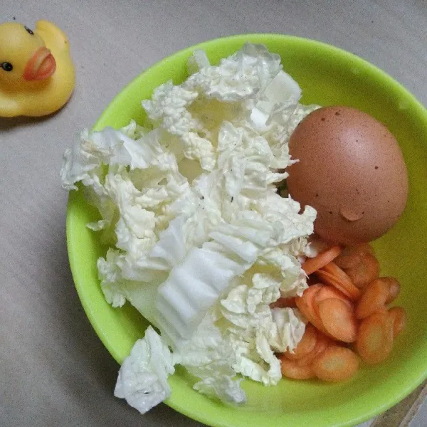 Potong-potong sawi dan wortel, cuci bersih. Cuci juga telur ayam.