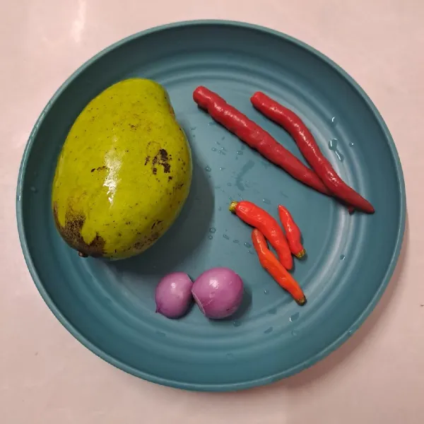 Siapkan bahan sambal. Potong kasar cabe merah, cabe rawit dan cabe merah.