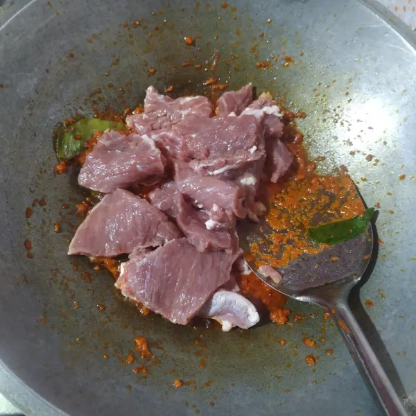Masukkan daging sapi, aduk hingga berubah warna.