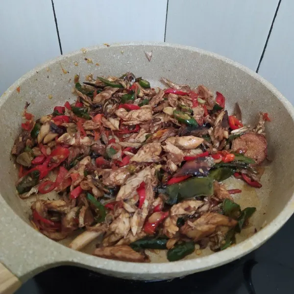 Tambahkan kecap manis dan saus tiram. Masak hingga bumbu meresap lalu sajikan.