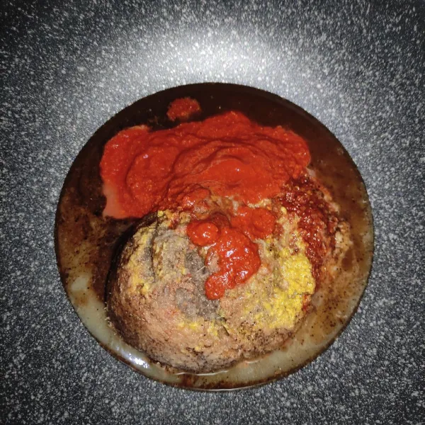 Masukkan bumbu giling ke wajan.