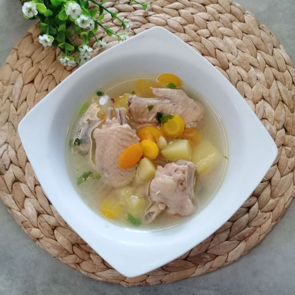 Bahan-bahan Sop Ayam Suegeer ala Pak Min Klaten dalam wadah kayu