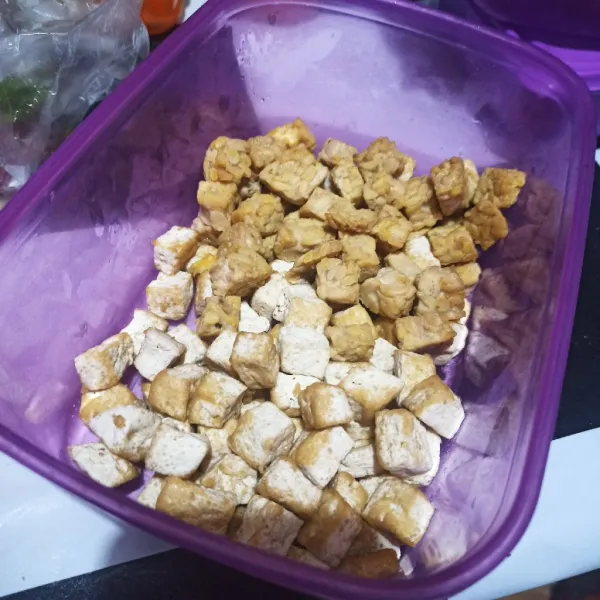 Goreng tahu dan tempe setengah matang.