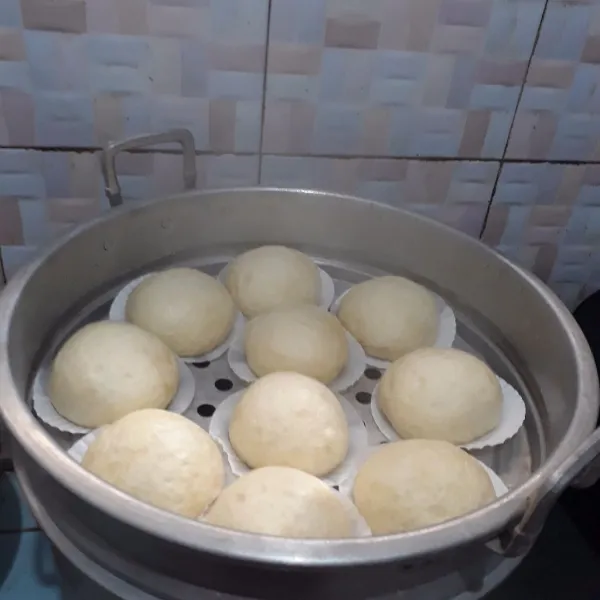 Kukus bakpao dengan api sedang cenderung besar selama 10 menit. Angkat dan sajikan.