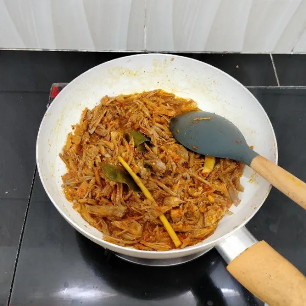 Masak hingga bumbu meresap dan air menyusut. Lalu angkat.