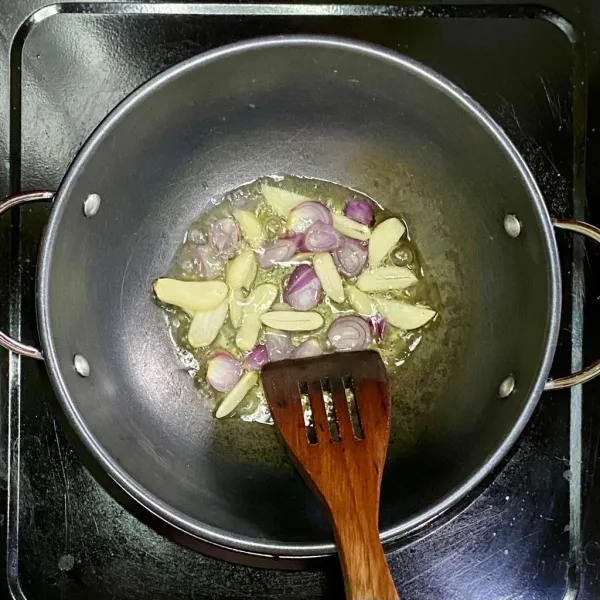 Panaskan minyak sayur lalu tumis bawang merah dan bawang putih.