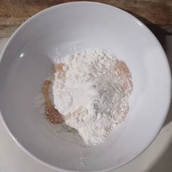 Masukkan tepung terigu, tepung beras, madu, baking powder dan vanili bubuk.