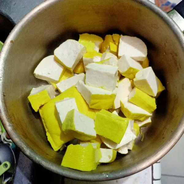 Tahu dipotong dadu kecil lalu sisihkan.