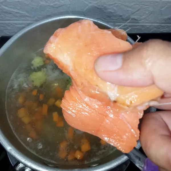 Kemudian masukkan tulang salmon, rebus hingga matang.