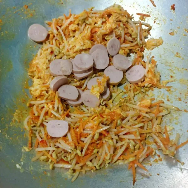 Masukkan sosis, tumis kembali.