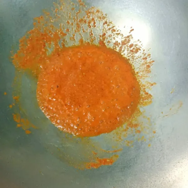 Tumis bumbu halus hingga harum.