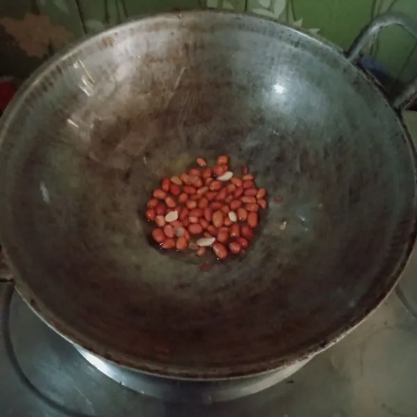 Goreng kacang tanah hingga matang, angkat dan tiriskan.