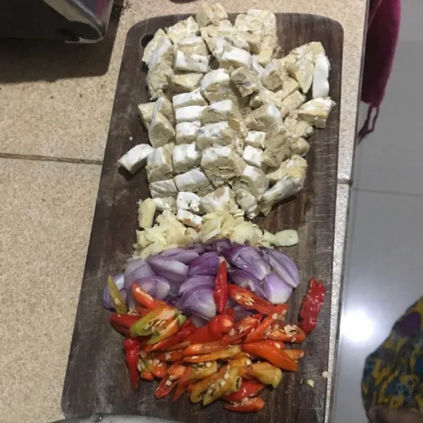 Potong semua bumbu. Potong tempe dadu.