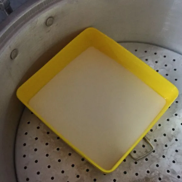 Olesi loyang dengan minyak. Gunakan loyang ukuran 20 x 20 cm. Panaskan kukusan. Tuang adonan putih, kukus 5 menit.